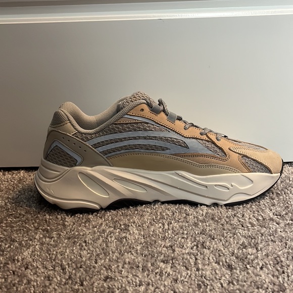 YEEZY BOOST 700 V2 ‘CREAM’ - Picture 2 of 7